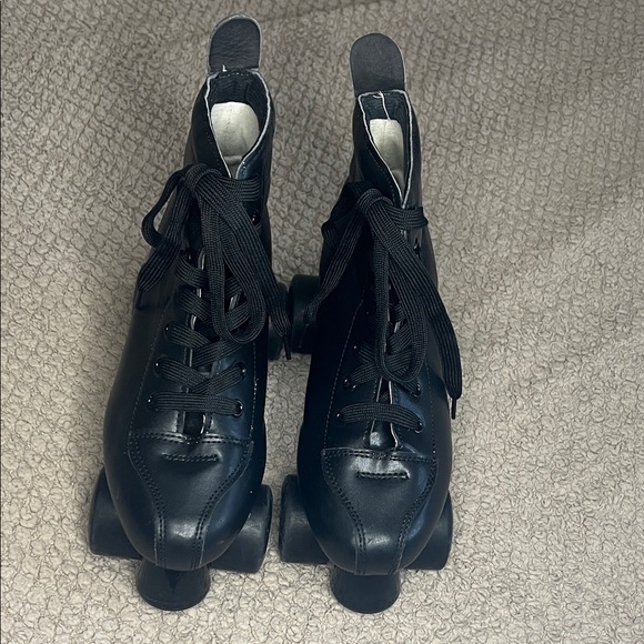 Black Roller Skates w/ Bag - Picture 2 of 9